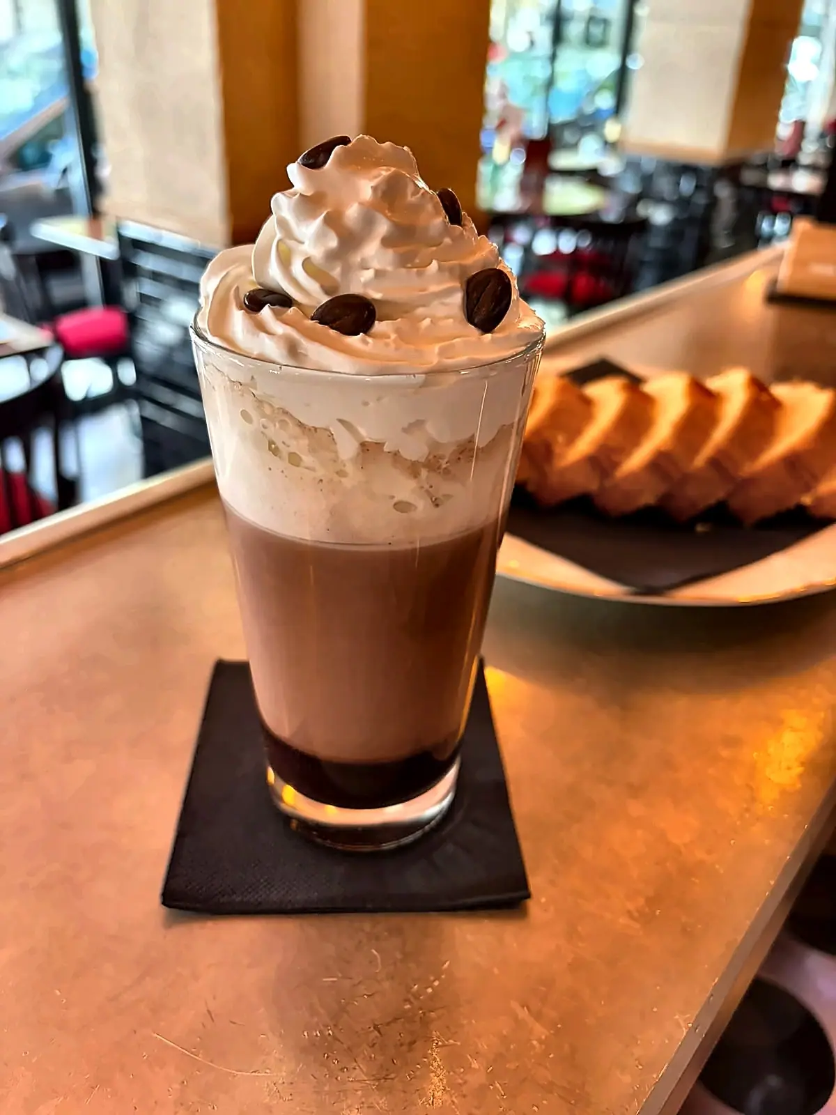 Un chocolat viennois et des tranches de cake
