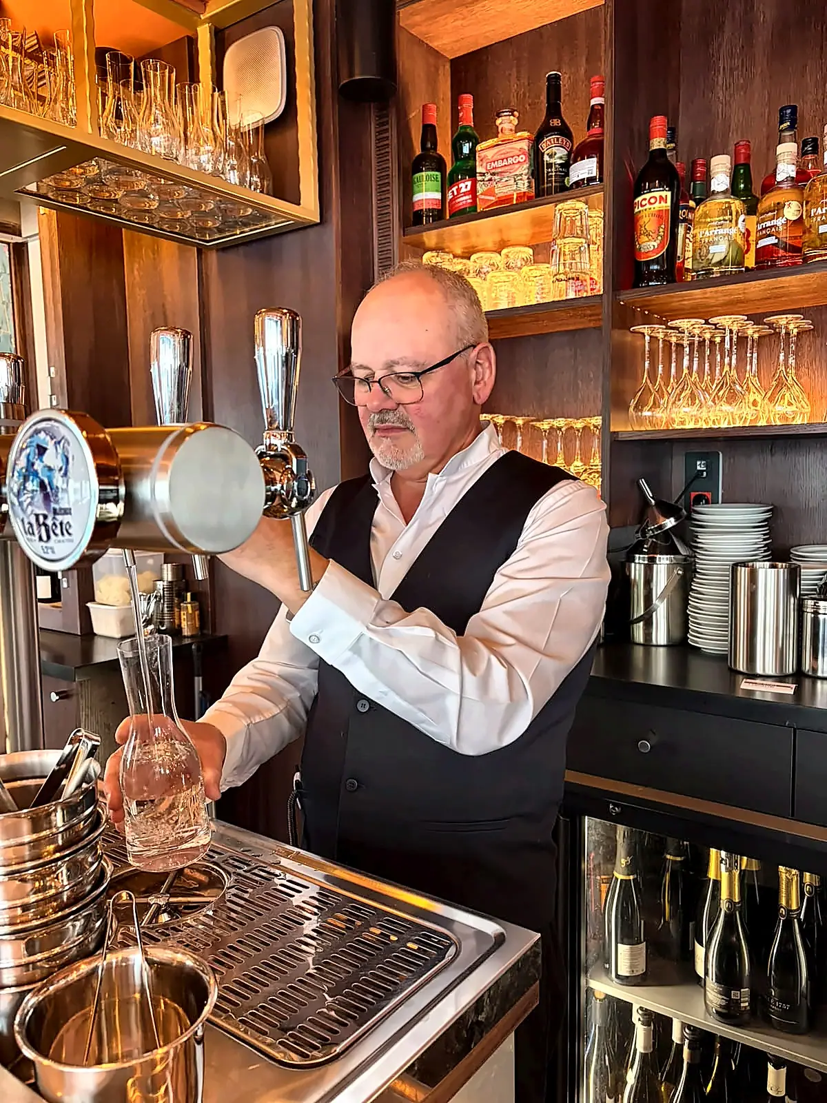 Au comptoir du Théâtre 56, une carafe servie à la tireuse