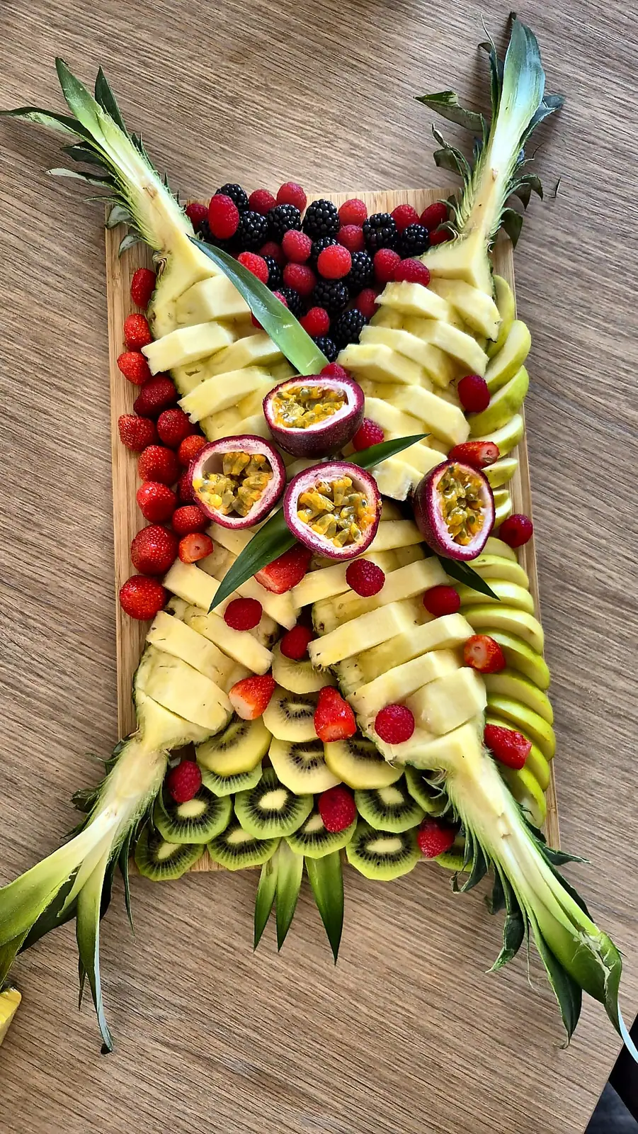 Un plateau de fruits frais découpés